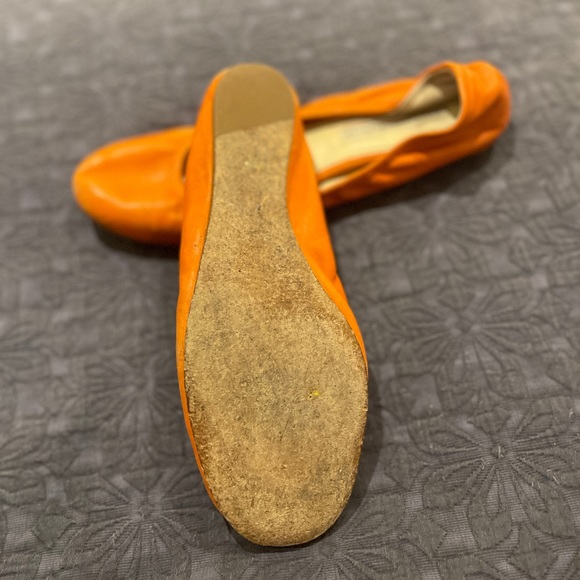 Vera Wang Lavendar label orange flats - Picture 3 of 3